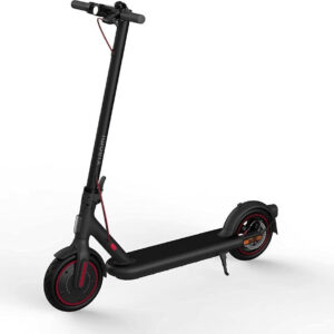 Xiaomi Electric Scooter 4 Pro, Schwarz, Elektro-Roller mit Ladegerät, schwarzes Modell mit roten Akzenten an den Rädern.