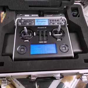 Graupner MC-32 HoTT Fernsteuerung, Professionelle 16-Kanal Computersystem-Fernsteuerung im robusten Transportkoffer.