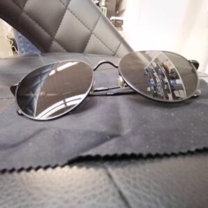 Moncler Sonnenbrille Schwarz, Runde Sonnenbrille mit schwarzem Metallrahmen und Moncler-Logo an den Bügeln. | Zustand: Gut