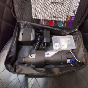 Dremel 8250 Series Akku-Geradschleifer inkl. Tasche + Akku 2.0Ah + Zubehör, tasche  schwarze  | Zustand: Wie Neu