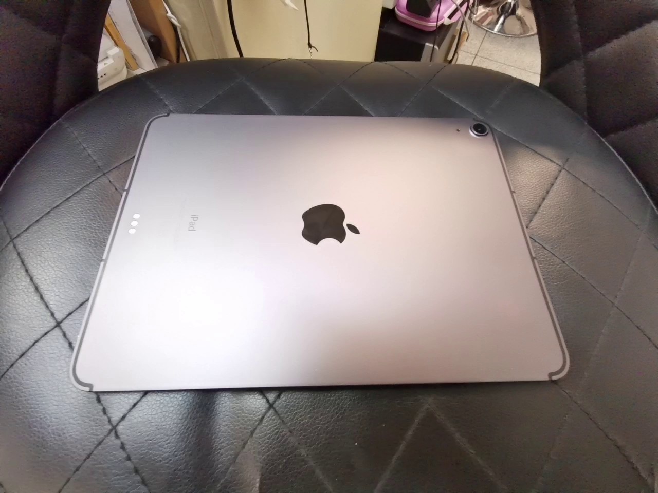 Apple iPad Air 4. Gen. 256 GB Space Gray, 10,9 Zoll Display, Display weist leichte Kratzer auf, voll funktionsfähig. | Zustand: In Ordnung – Bild 4