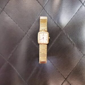 Raymond Weil Geneve Damenuhr Goldfarben, Elegante Quarzuhr mit rechteckigem Gehäuse, weißem Zifferblatt, römischen Ziffern und Gliederarmband. | Zustand: Gut