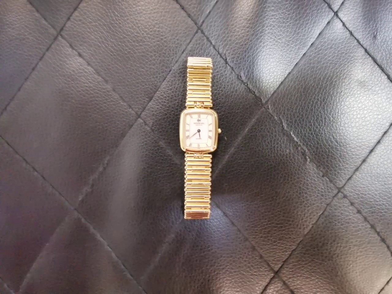 Raymond Weil Geneve Damenuhr Goldfarben, Elegante Quarzuhr mit rechteckigem Gehäuse, weißem Zifferblatt, römischen Ziffern und Gliederarmband. | Zustand: Gut