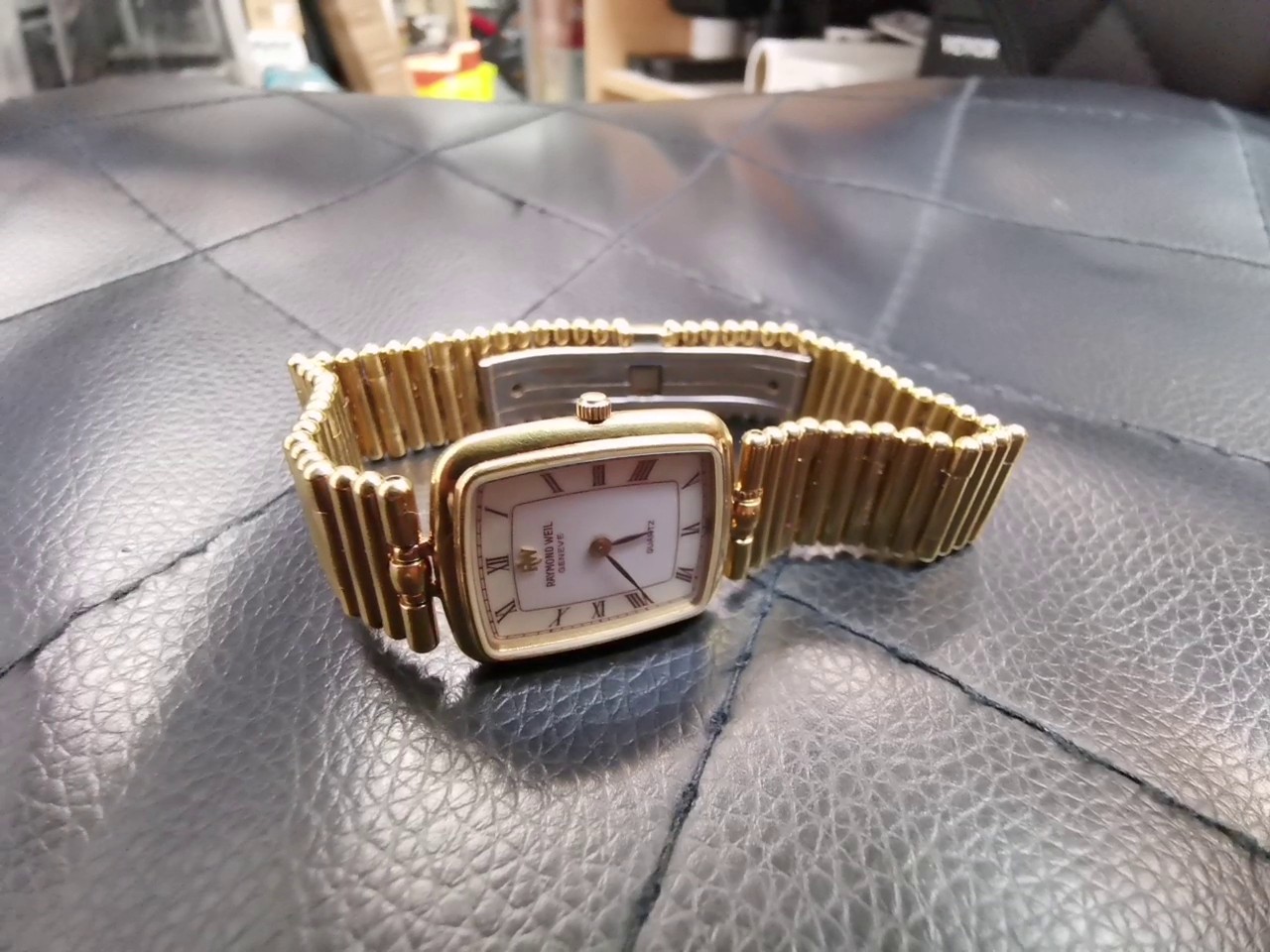 Raymond Weil Geneve Damenuhr Goldfarben, Elegante Quarzuhr mit rechteckigem Gehäuse, weißem Zifferblatt, römischen Ziffern und Gliederarmband. | Zustand: Gut – Bild 3