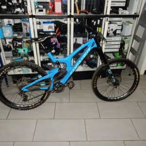 Santa Cruz V10 CC Blau, Downhill-Bike mit Carbonrahmen und Fox 40 Gabel, sehr guter Allrounder für Rennen und Bikepark.