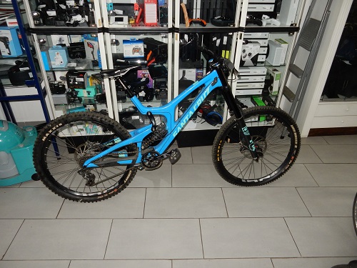 Santa Cruz V10 CC Blau, Downhill-Bike mit Carbonrahmen und Fox 40 Gabel, sehr guter Allrounder für Rennen und Bikepark.