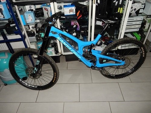 Santa Cruz V10 CC Blau, Downhill-Bike mit Carbonrahmen und Fox 40 Gabel, sehr guter Allrounder für Rennen und Bikepark. – Bild 2