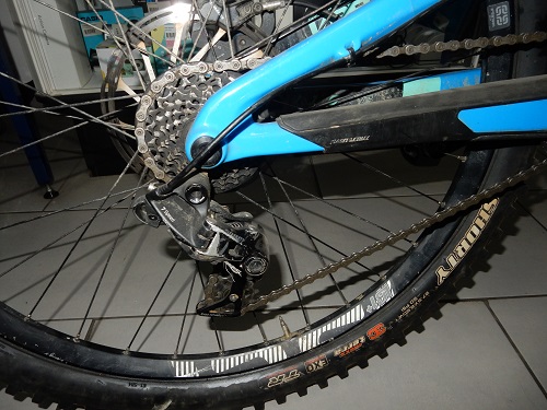 Santa Cruz V10 CC Blau, Downhill-Bike mit Carbonrahmen und Fox 40 Gabel, sehr guter Allrounder für Rennen und Bikepark. – Bild 3