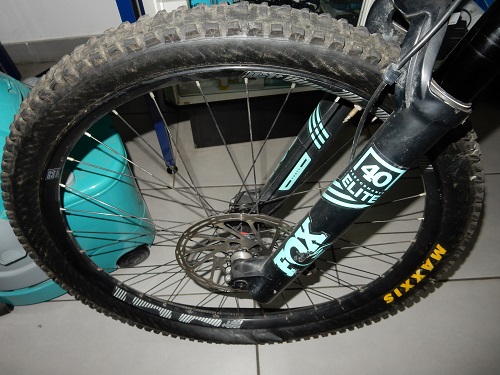 Santa Cruz V10 CC Blau, Downhill-Bike mit Carbonrahmen und Fox 40 Gabel, sehr guter Allrounder für Rennen und Bikepark. – Bild 4