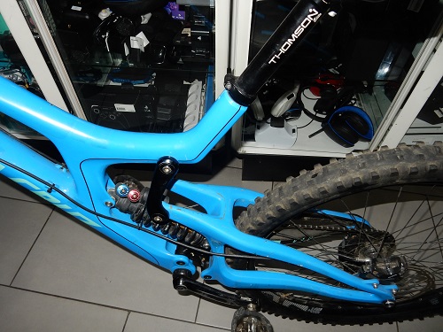 Santa Cruz V10 CC Blau, Downhill-Bike mit Carbonrahmen und Fox 40 Gabel, sehr guter Allrounder für Rennen und Bikepark. – Bild 5