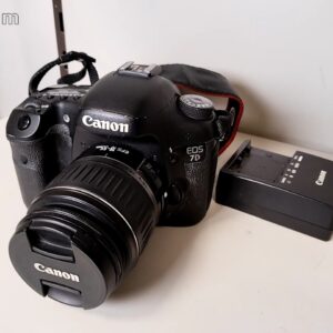 Canon EOS 7D mit 18-55mm Objektiv, Digitale Spiegelreflexkamera, inkl. Akkuladegerät, schwarz, gebraucht mit sichtbaren Gebrauchsspuren | Zustand: Gebraucht