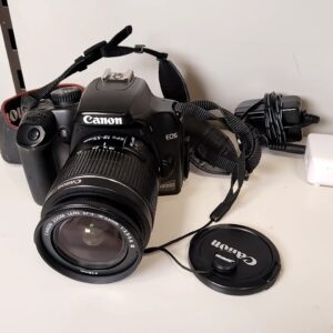 Canon EOS 1000D mit 18-55mm Objektiv, Digitale Spiegelreflexkamera, inkl. EF-S 18-55mm Objektiv, Ladegerät, 10.900 Auslösungen. | Zustand: Gut