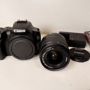 Canon EOS 250D mit EF-S 18-55mm III, DSLR-Kamera-Set inklusive Objektiv, Akkuladegerät und Trageriemen und Tasche | Zustand: Sehr Gut