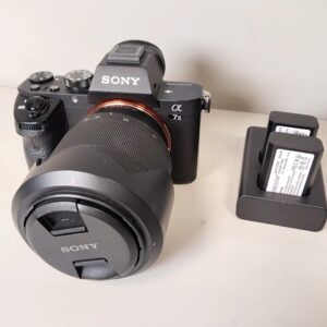 Sony Alpha 7 II, 28-70mm fe 3.5-5.6, Systemkamera mit 24.3MP Sensor, 5-Achsen-IBIS, ca. 8000 Auslösungen, Ladegerät + 3 Akkus + Koffer | Zustand: Sehr Gut
