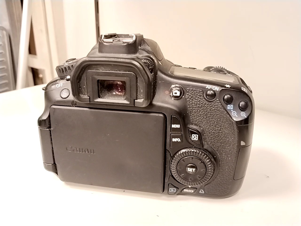 Canon EOS 60D mit EF-S 18-135mm IS, Digitale Spiegelreflexkamera mit 18 Megapixel APS-C Sensor, schwenkbarem Display und Zoomobjektiv. Inkl. Ladegerät und 1 Akku, 41200 Auslösungen | Zustand: Gebraucht – Bild 2