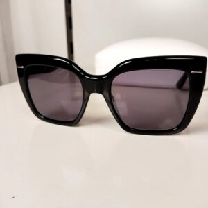 Calvin Klein CK23508S 001 Schwarz, Damen-Sonnenbrille, rechteckige Form, Vollrand-Acetatrahmen, Farbe Schwarz, Gläser grau. mit Etui | Zustand: Wie Neu