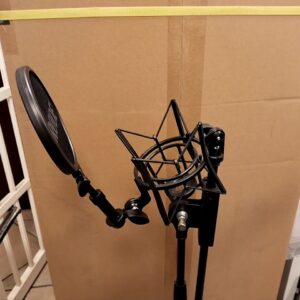 RØDE SM6 Spinne mit Millenium Stativ, Elastische Mikrofonhalterung mit abnehmbarem Pop-Schutz auf einem schwarzen Mikrofonstativ. | Zustand: Sehr Gut