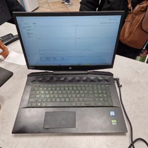 HP Pavilion Gaming 17-cd0xxx, i7-9750H, 16GB RAM, 512GB SSD, GTX 1660 Ti, 144Hz Display, Win 11, kleine Risse bei Tasten. | Zustand: Gebraucht