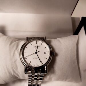 Tissot Le Locle Automatik Edelstahl, Herrenuhr mit weißem Zifferblatt, Datumsanzeige, Edelstahlarmband und Sichtboden. OVP | Zustand: Sehr Gut