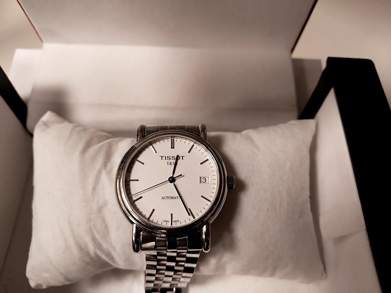 Tissot Le Locle Automatik Edelstahl, Herrenuhr mit weißem Zifferblatt, Datumsanzeige, Edelstahlarmband und Sichtboden. OVP | Zustand: Sehr Gut