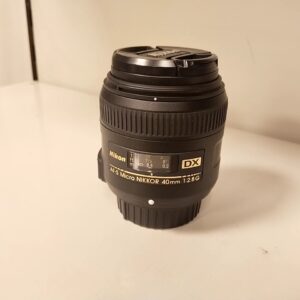 Nikon AF-S DX Micro-NIKKOR 40mm f/2.8G, Makro-Objektiv für DX-Format, 1:1 Abbildungsmaßstab, inkl. Front- und Rückdeckel. | Zustand: Sehr Gut