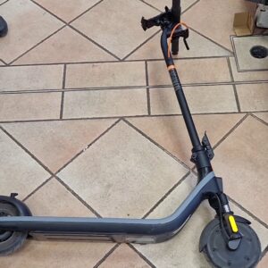 Segway Ninebot E2 Plus II, Schwarz, E-Scooter mit 300W Motor, 25 km | h, 25 km Reichweite, 220 Akku, IPX4, Frontfederung.