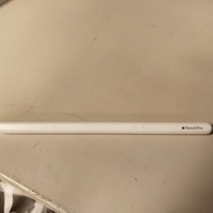 Apple Pencil Pro, Weiß, 2024, Eingabestift mit Bluetooth, magnetischem Laden, Haptik & Gestensteuerung. Mit dunklen Abriebspuren. | Zustand: Gebraucht