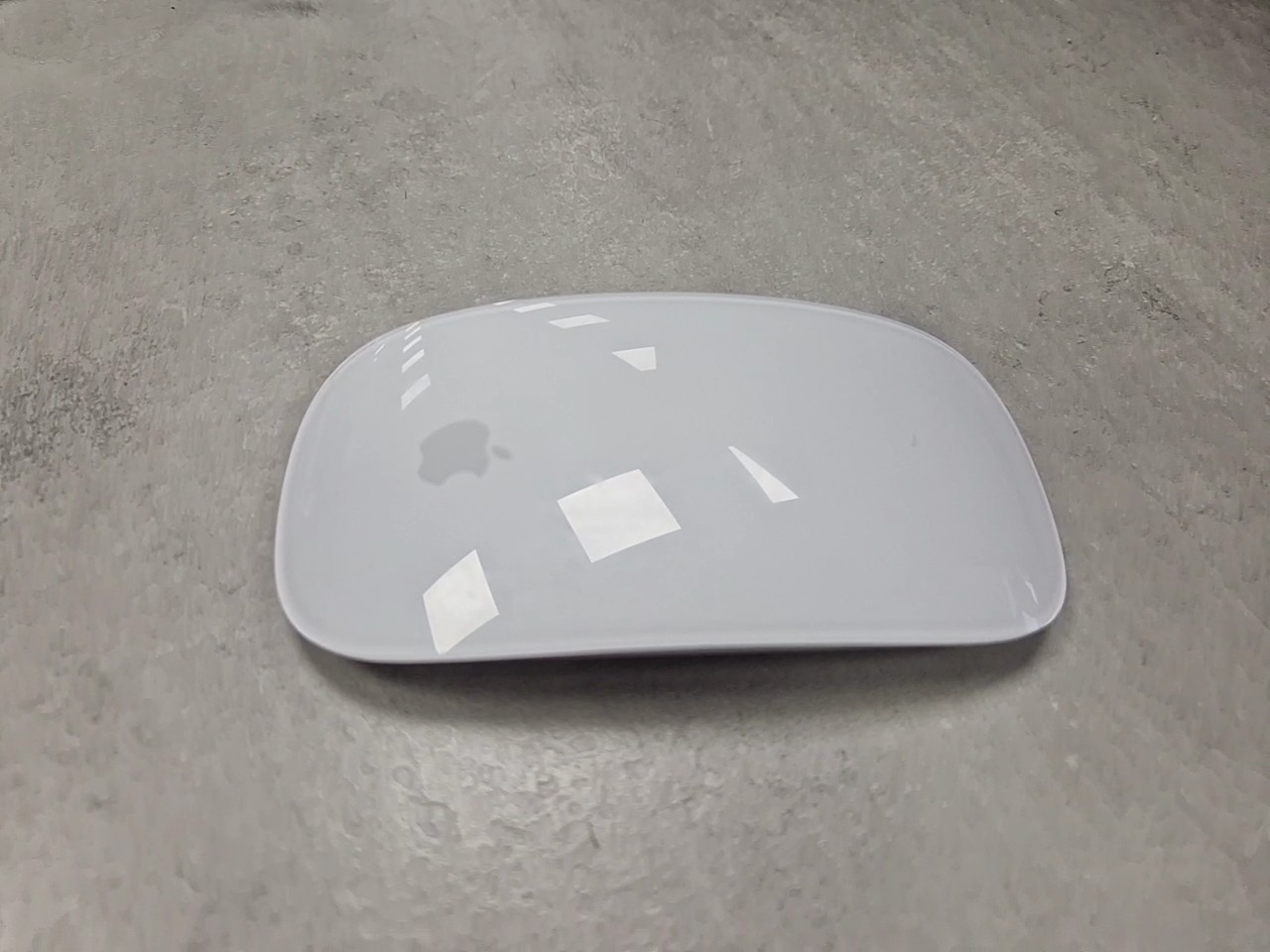 Apple Magic Mouse USB-C A3204 Silber, Kabellose, wiederaufladbare Multi-Touch-Maus mit USB-C-Anschluss, Modelljahr 2024. | Zustand: Sehr Gut – Bild 2