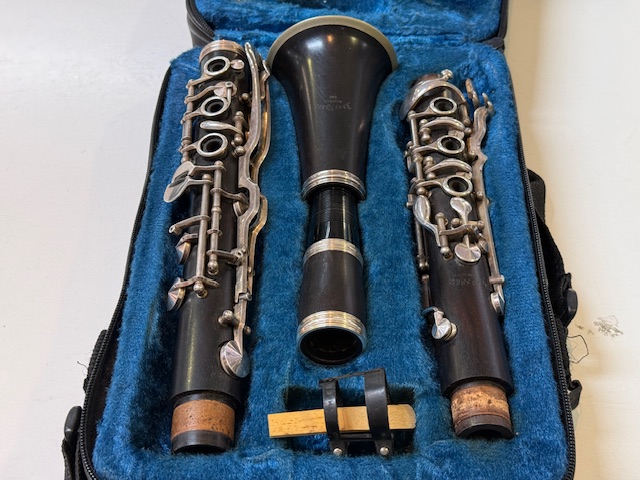 Hans Kreul Klarinette Modell 990, Deutsches System, Grenadillholz, versilberte Mechanik, inklusive Koffer und Zubehör. | Zustand: In Ordnung