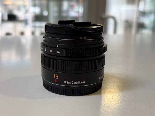 Panasonic Leica DG Summilux 15mm f/1.7, MFT-Objektiv, inkl. B+W 46mm XS-Pro Digital Filter, schwarz, sehr guter Zustand. | Zustand: Gut – Bild 2