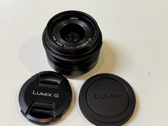 Panasonic Leica DG Summilux 15mm f/1.7, MFT-Objektiv, inkl. B+W 46mm XS-Pro Digital Filter, schwarz, sehr guter Zustand. | Zustand: Gut – Bild 3