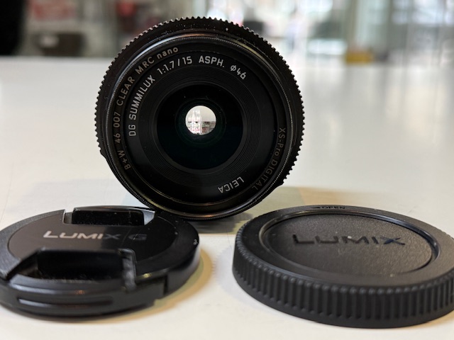 Panasonic Leica DG Summilux 15mm f/1.7, MFT-Objektiv, inkl. B+W 46mm XS-Pro Digital Filter, schwarz, sehr guter Zustand. | Zustand: Gut – Bild 4