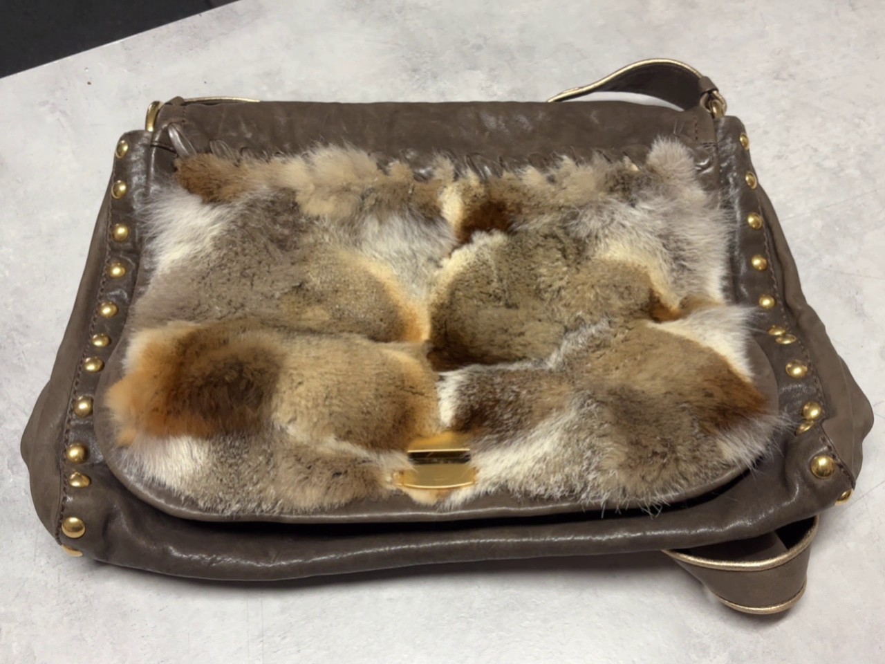Miu Miu Schultertasche Leder Pelz Braun, Vintage Miu Miu Tasche aus braunem Leder mit Echtfell-Besatz | Zustand: Gut