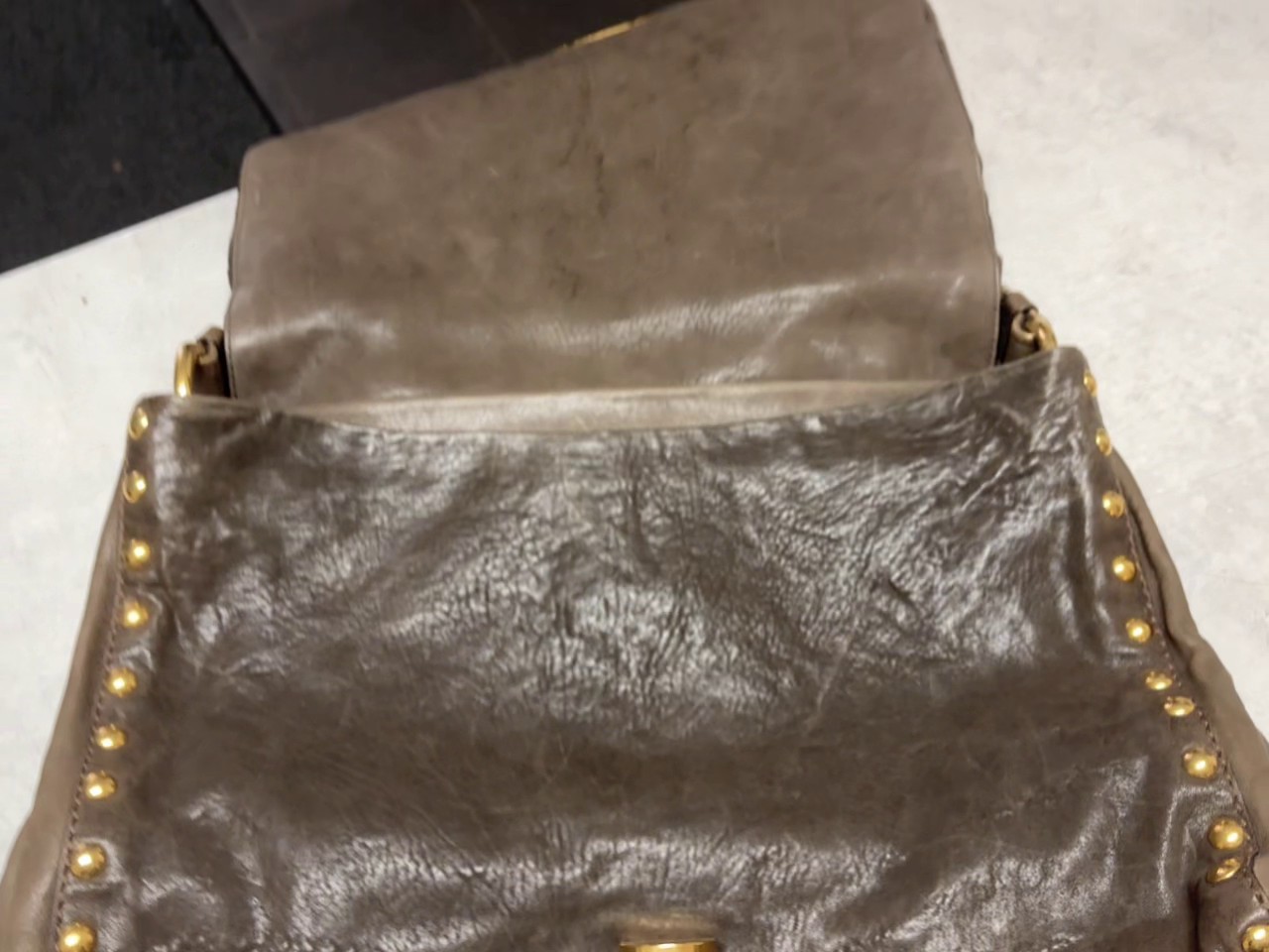 Miu Miu Schultertasche Leder Pelz Braun, Vintage Miu Miu Tasche aus braunem Leder mit Echtfell-Besatz | Zustand: Gut – Bild 2