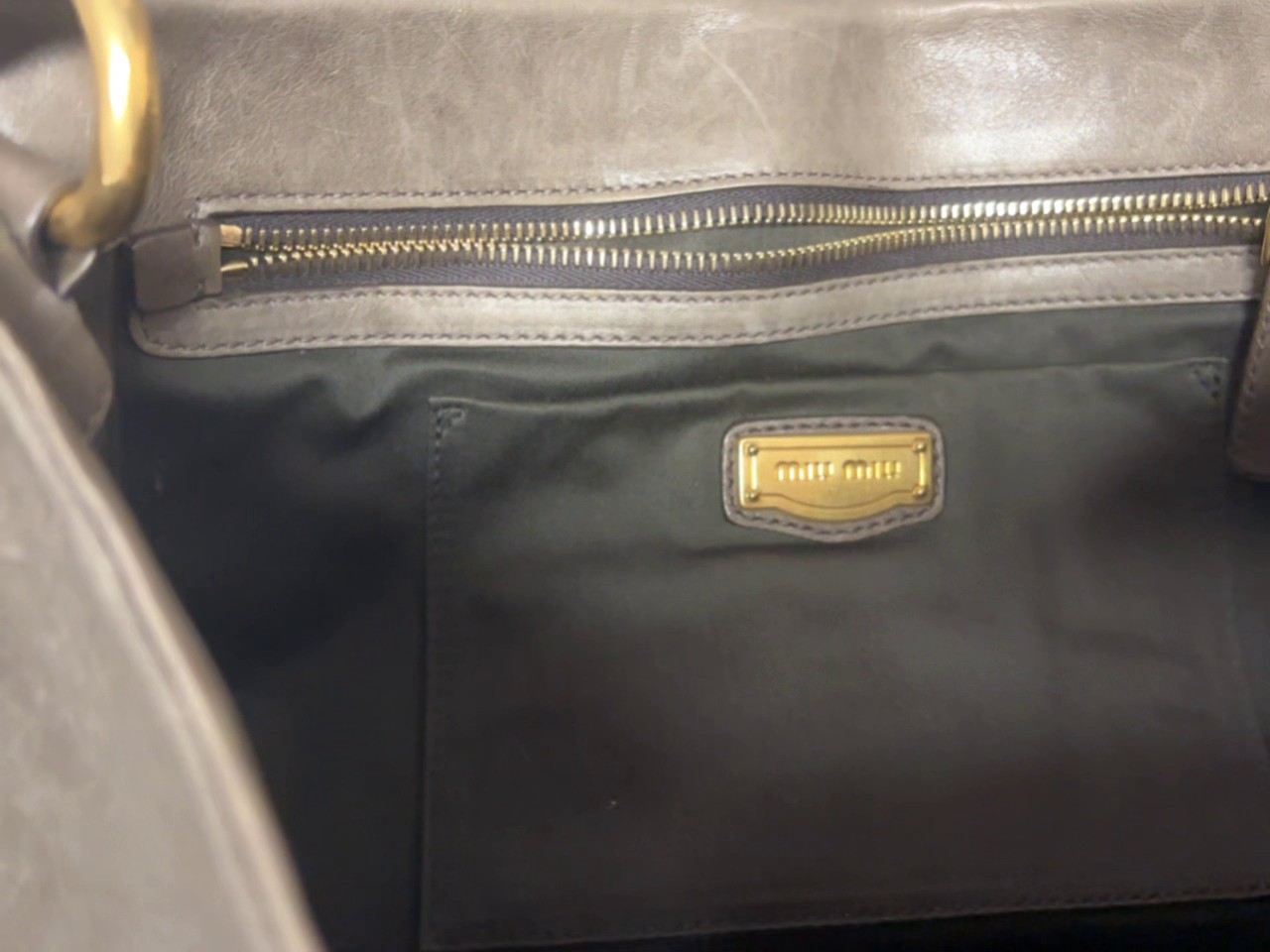 Miu Miu Schultertasche Leder Pelz Braun, Vintage Miu Miu Tasche aus braunem Leder mit Echtfell-Besatz | Zustand: Gut – Bild 3