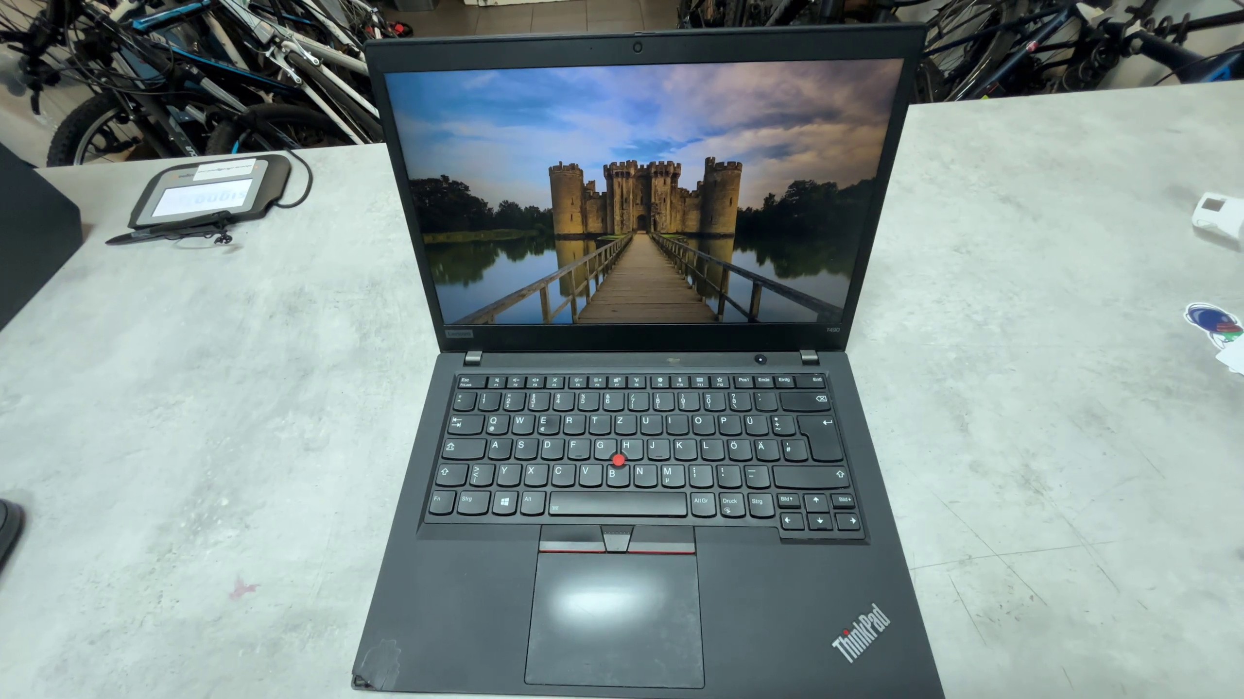 Lenovo ThinkPad T490, Schwarz, i5-8365U, 24GB RAM, 256GB SSD, Win 11 Pro, inkl. Ladegerät, Gehäuseecke links gebrochen | Zustand: Gut – Bild 2