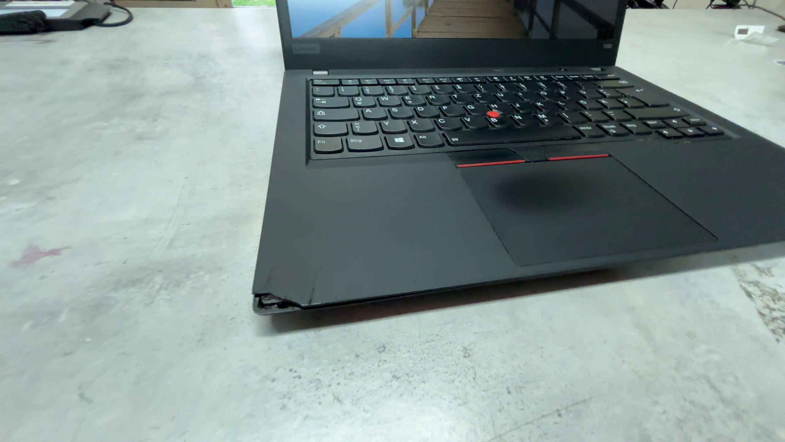 Lenovo ThinkPad T490, Schwarz, i5-8365U, 24GB RAM, 256GB SSD, Win 11 Pro, inkl. Ladegerät, Gehäuseecke links gebrochen | Zustand: Gut – Bild 3
