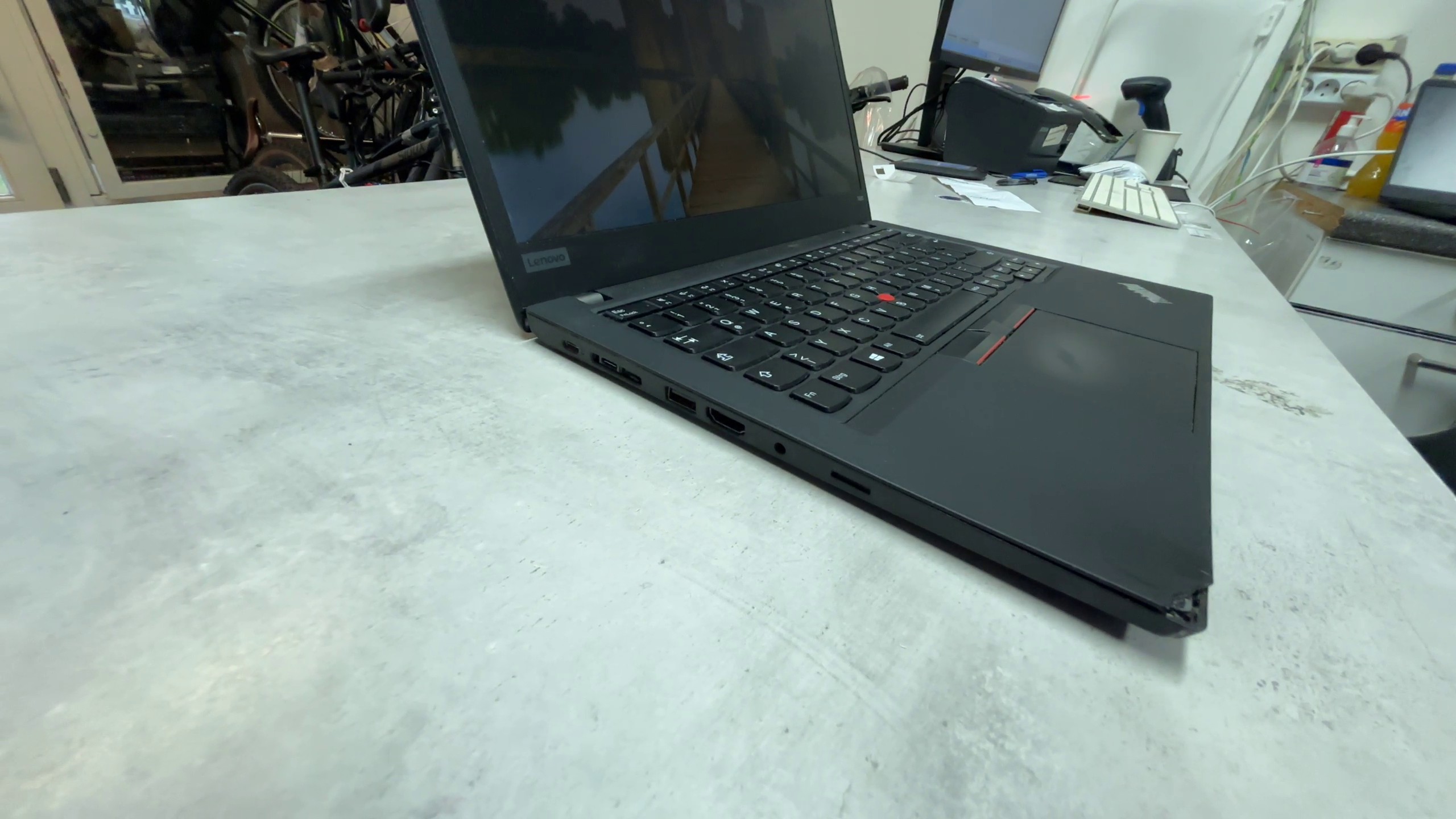 Lenovo ThinkPad T490, Schwarz, i5-8365U, 24GB RAM, 256GB SSD, Win 11 Pro, inkl. Ladegerät, Gehäuseecke links gebrochen | Zustand: Gut – Bild 4
