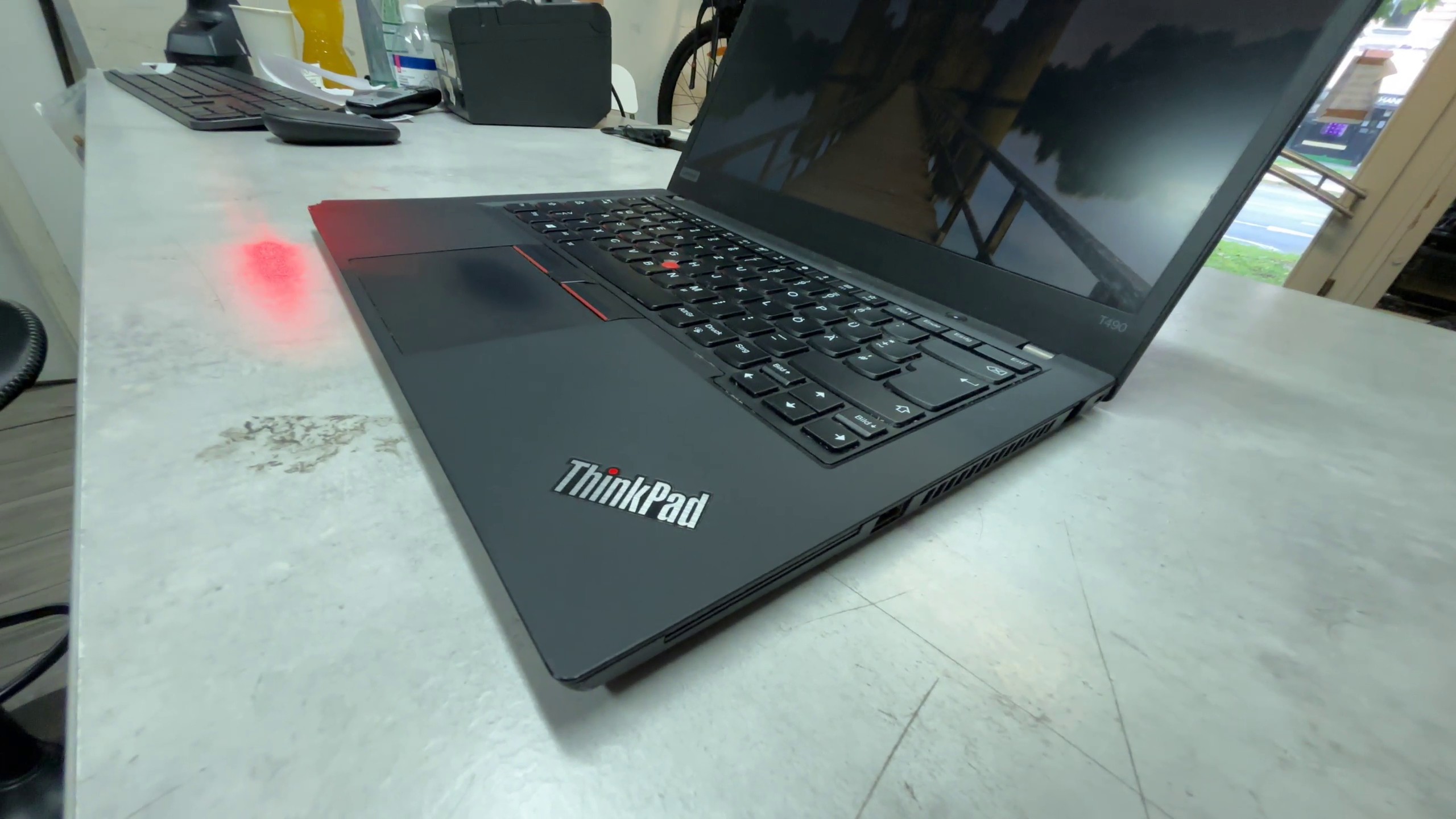 Lenovo ThinkPad T490, Schwarz, i5-8365U, 24GB RAM, 256GB SSD, Win 11 Pro, inkl. Ladegerät, Gehäuseecke links gebrochen | Zustand: Gut – Bild 5