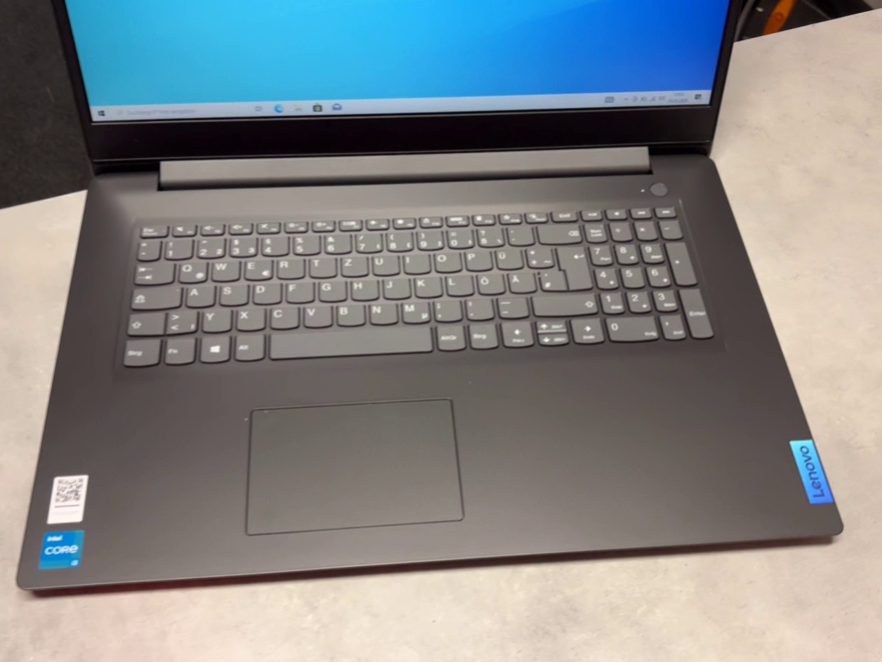 Lenovo V17 G2 i3-1115G4 Iron Grey, 17,3 Zoll Display, 24GB RAM, 1TB SSD, Intel Core i3-1115G4 Prozessor, Windows Laptop | Zustand: Gut – Bild 2