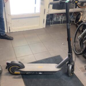 Ninebot MAX G30E II Roller, Elektroroller mit Ladegerät und Rechnung, guter Zustand, Reichweite bis 65 km.