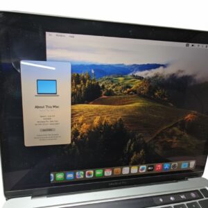 Apple MacBook Pro 13 M2 2022 Space Grau, Modell A2338, 8GB RAM, 8-Core CPU, 10-Core GPU, Display mit vertikalem Defekt | Streifenbildung. | Zustand: Schlecht