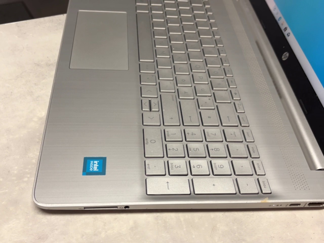 HP Laptop 15s-fq3402ng, Intel Celeron N4500, 4GB RAM, 128GB SSD, 15,6 Zoll FHD Display, Silber | Zustand: Sehr Gut – Bild 4
