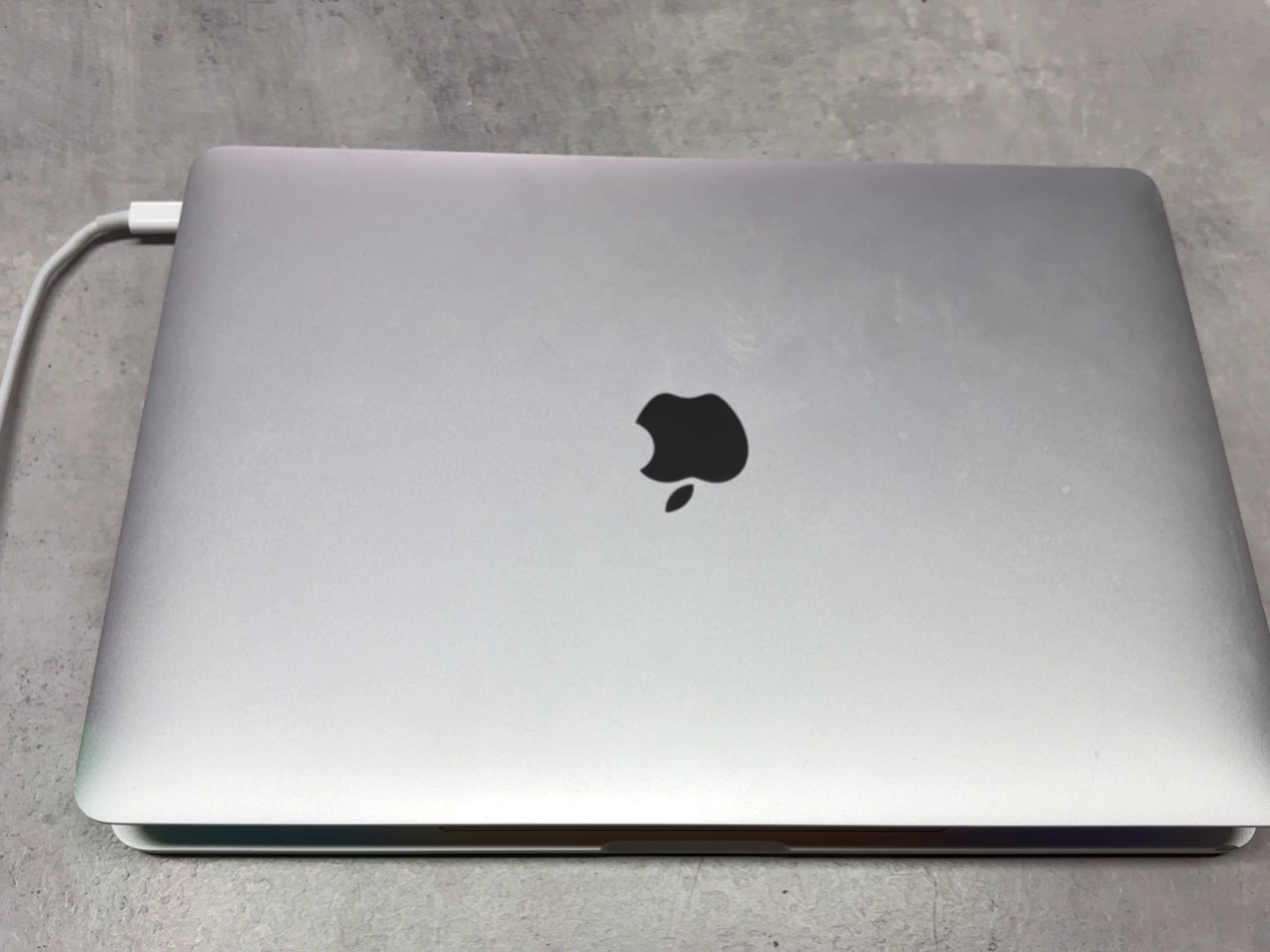 Apple MacBook Pro 13" 2017 Silber, Core i5, 8GB RAM, 128GB SSD, 262 Ladezyklen, Gehäuse mit Gebrauchsspuren | Dellen an den Ecken | Betribsystem:Linux minit | Zustand: In Ordnung – Bild 5