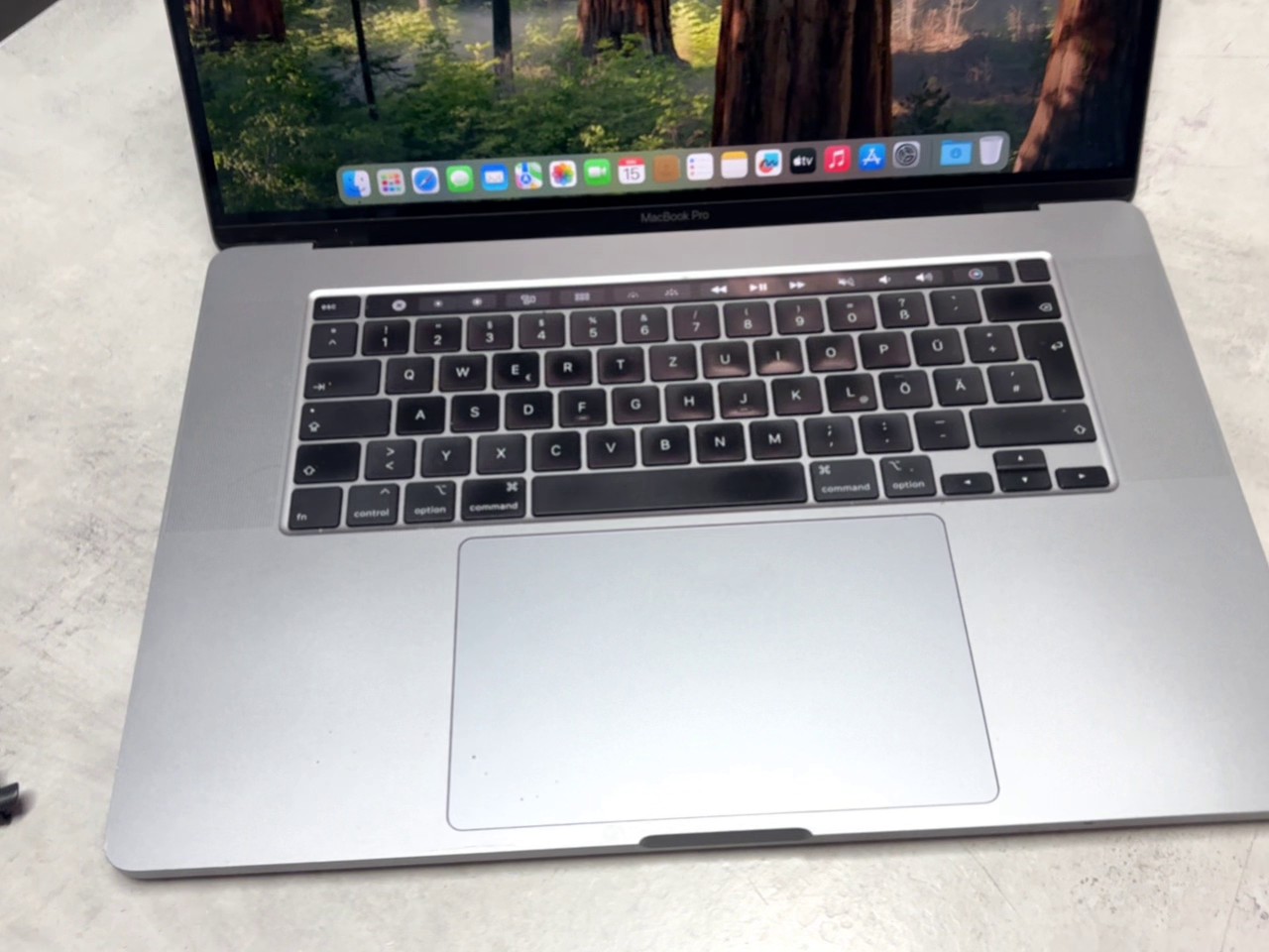 Apple MacBook Pro 16" 2019 Silber i7, Core i7, 16GB RAM, 1TB SSD, 185 Ladezyklen, mit originalem Ladegerät | Zustand: Sehr Gut – Bild 2