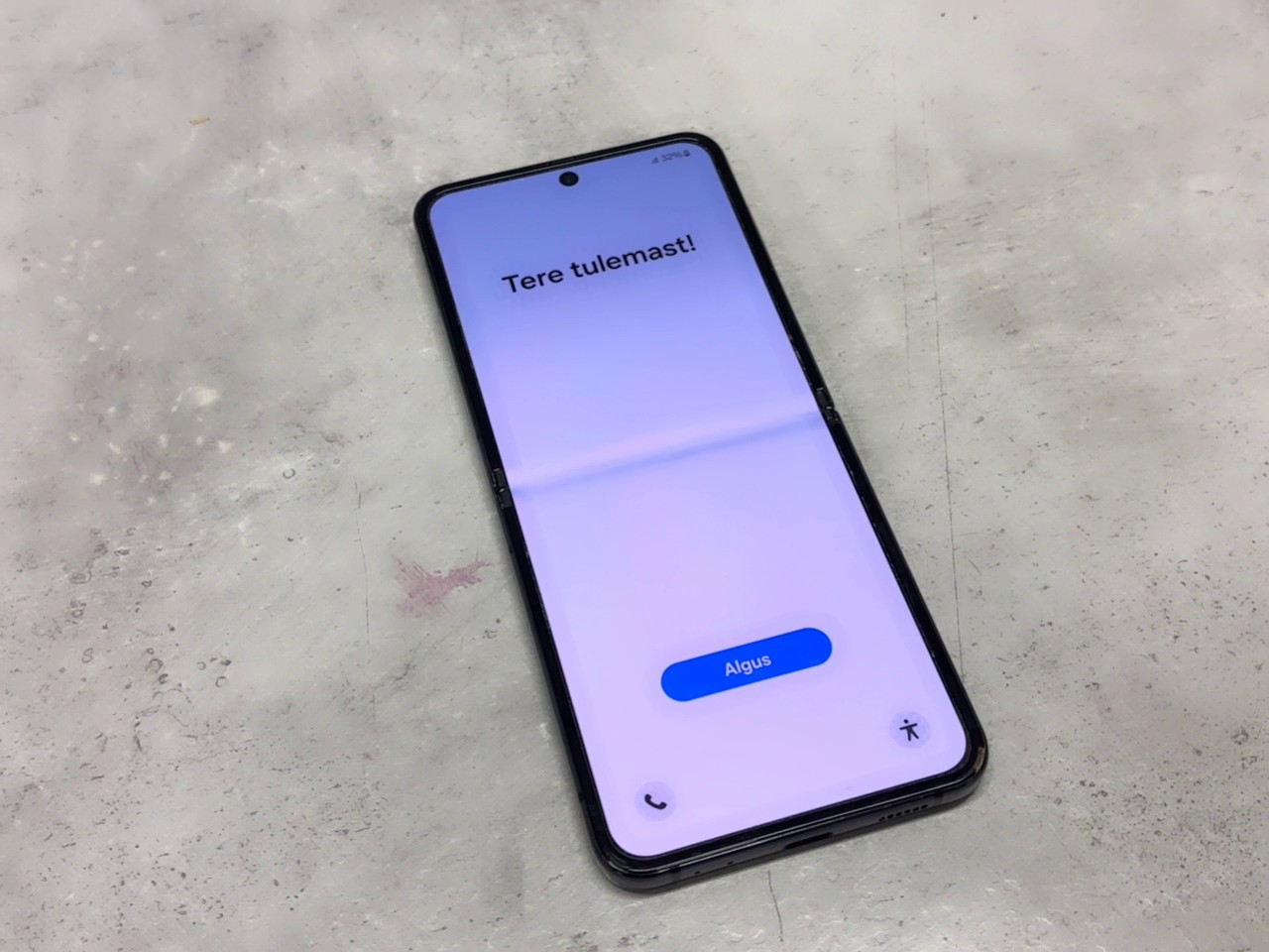 Samsung Galaxy Z Flip 4 128GB, Gebrauchsspuren | Schaltet sich aus. 8GB RAM, 5G. | SimLock: Frei | Zustand: In Ordnung | Farbe: schwarz | Akku: Sehr Gut – Bild 2