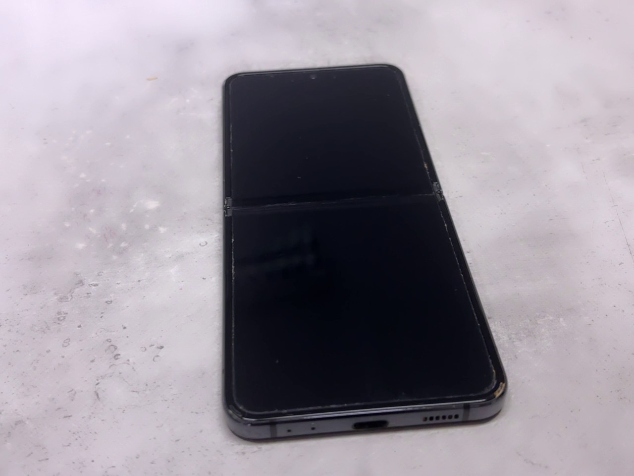 Samsung Galaxy Z Flip 4 128GB, Gebrauchsspuren | Schaltet sich aus. 8GB RAM, 5G. | SimLock: Frei | Zustand: In Ordnung | Farbe: schwarz | Akku: Sehr Gut – Bild 5