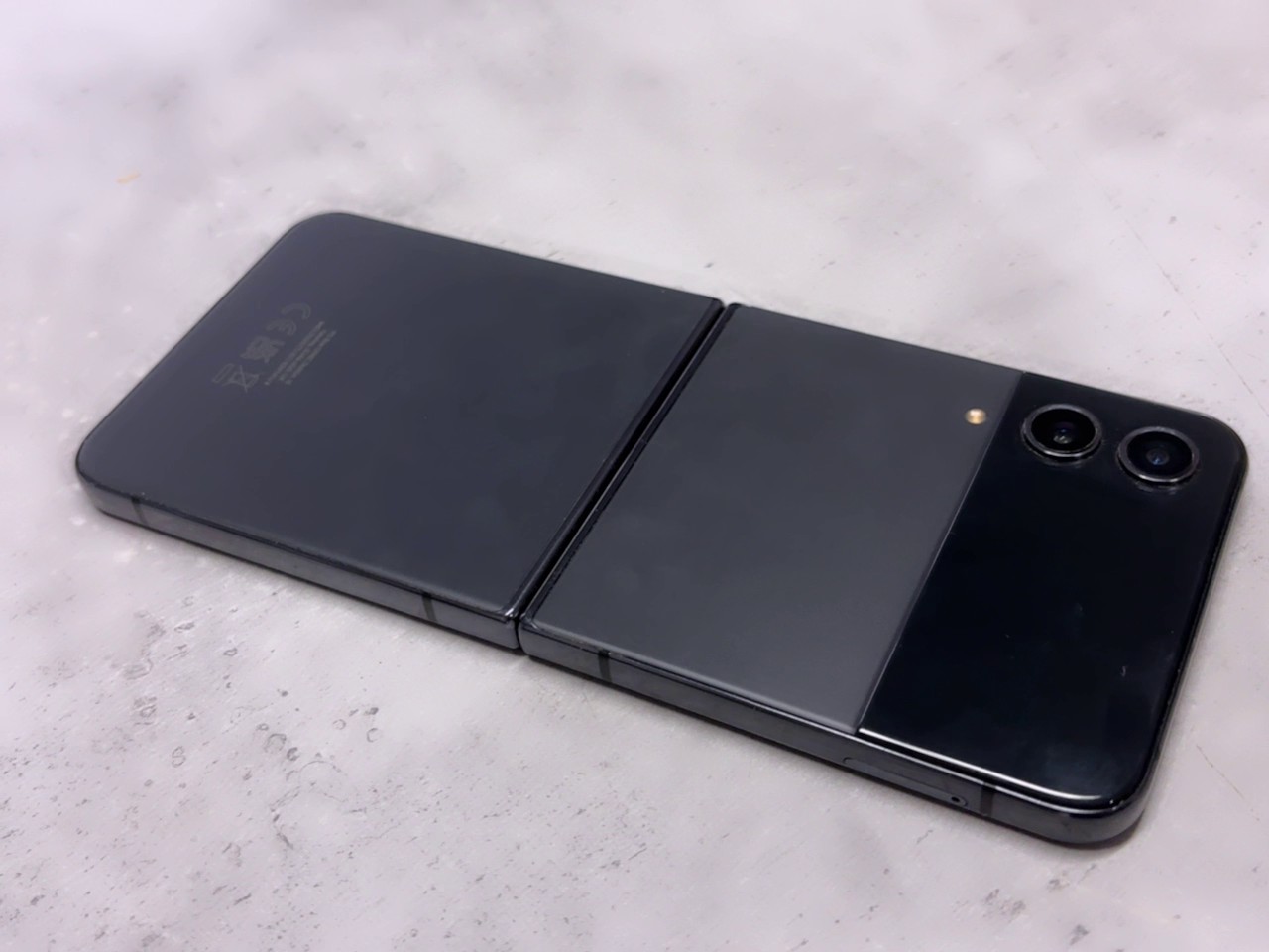 Samsung Galaxy Z Flip 4 128GB, Gebrauchsspuren | Schaltet sich aus. 8GB RAM, 5G. | SimLock: Frei | Zustand: In Ordnung | Farbe: schwarz | Akku: Sehr Gut – Bild 6
