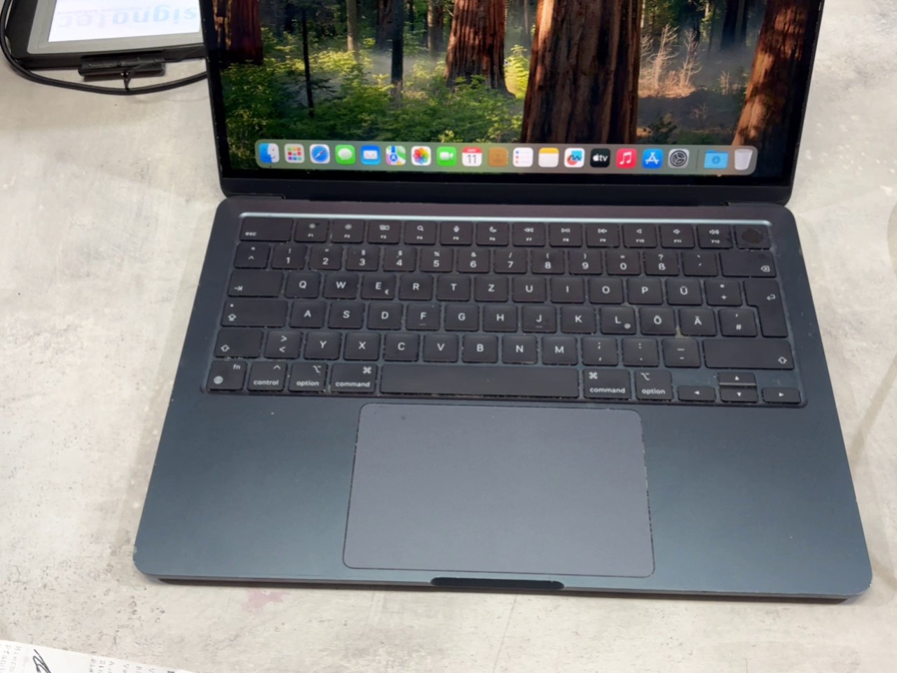 Apple MacBook Air M2 2022 Midnight, 13,6 Zoll, 8GB RAM, 256GB SSD, Tastatur defekt | Zustand: Schlecht – Bild 2