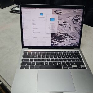Apple MacBook Pro 13" 2020 i5, 8GB RAM, 512GB SSD, 844 Ladezyklen, Displayrahmen beschädigt (siehe Bild) | Zustand: Stark Gebraucht